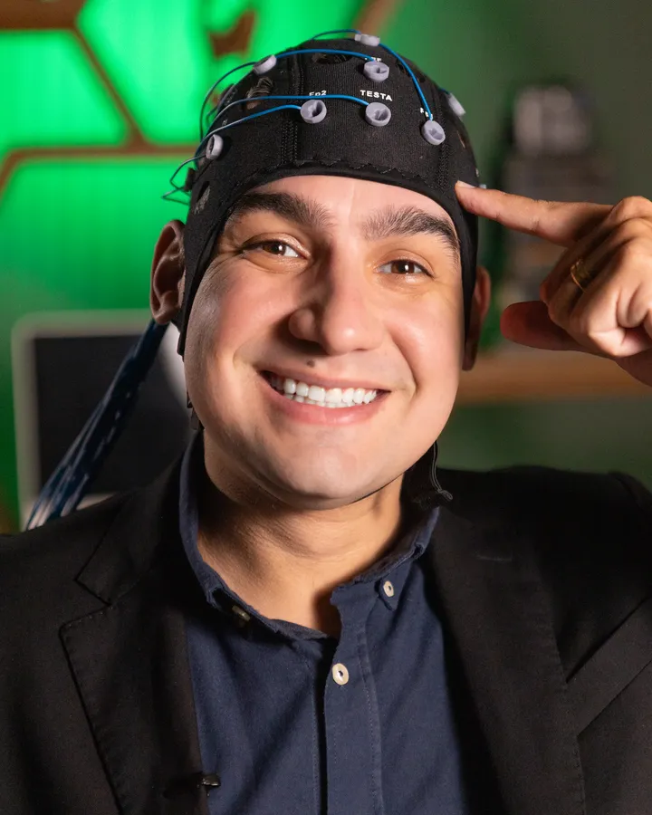 Henrique Safer, fundador da NeuroSafer, com a touca de mapeamento cerebral